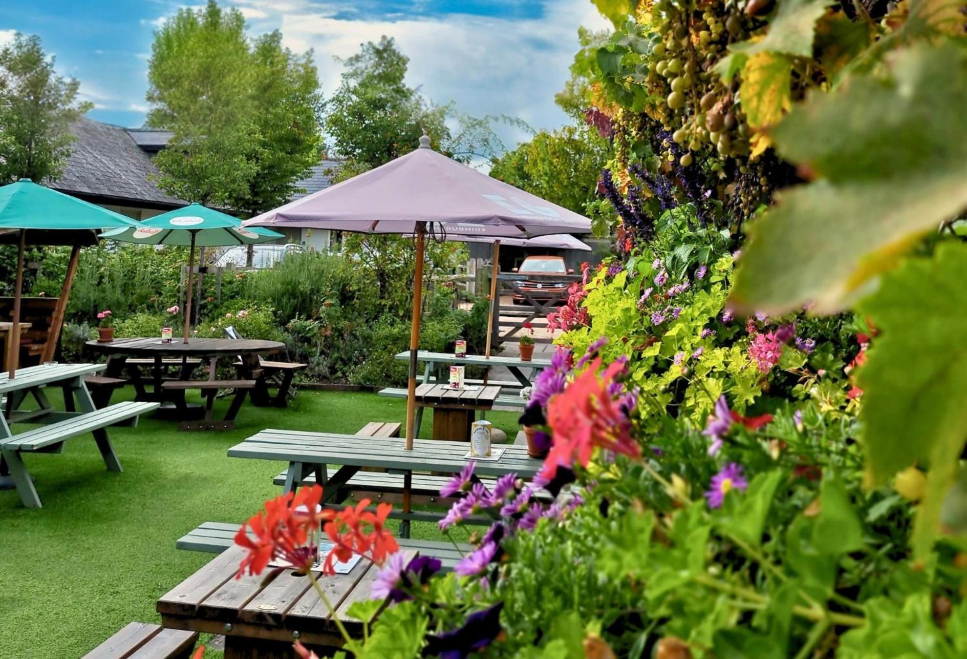 The Inn West End Woking Extérieur photo
