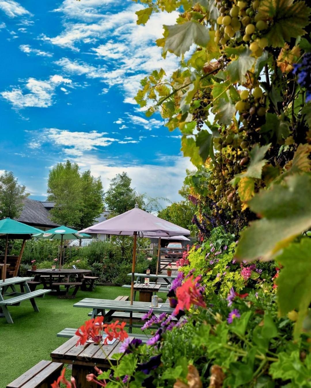 The Inn West End Woking Extérieur photo