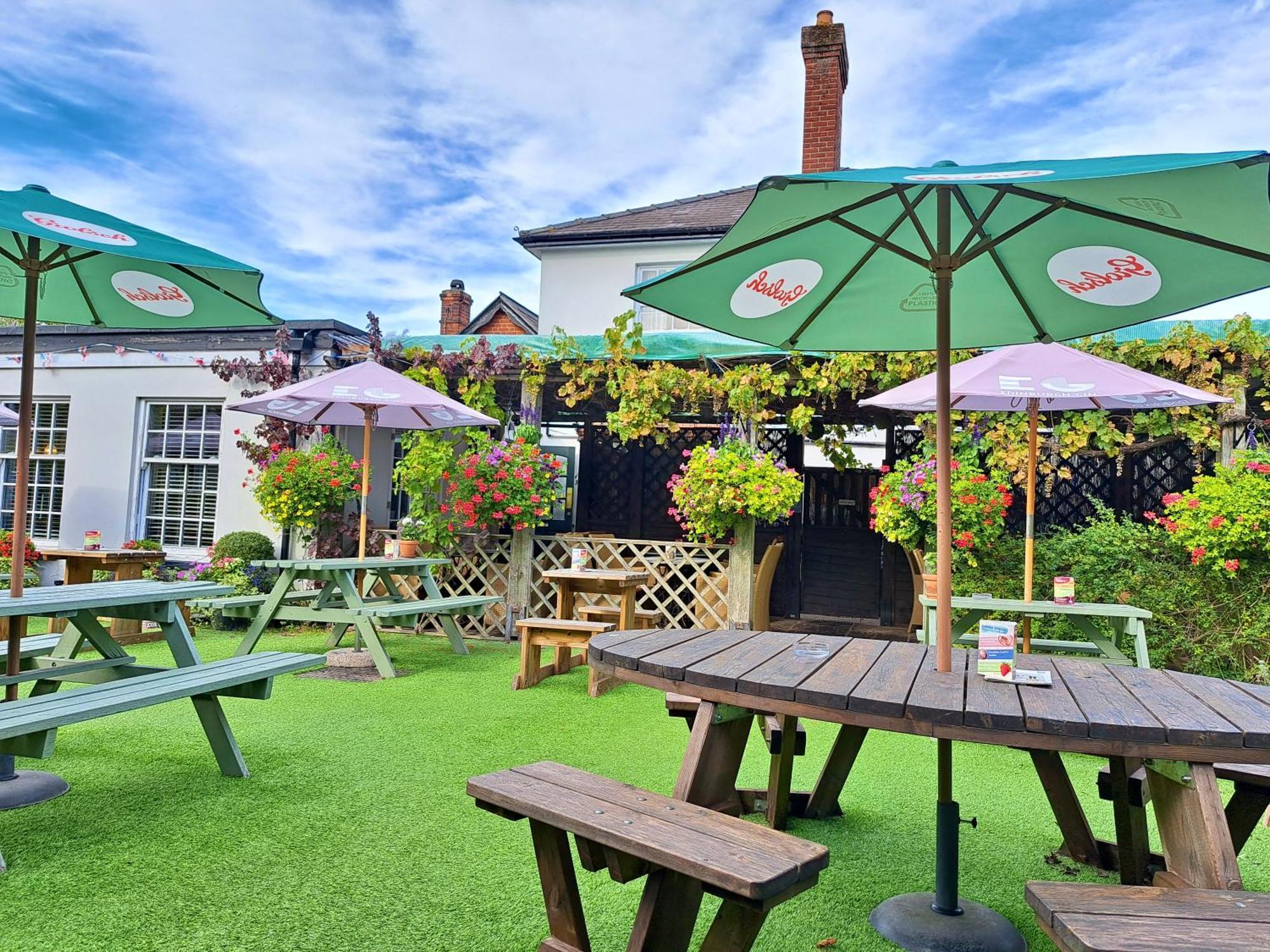 The Inn West End Woking Extérieur photo