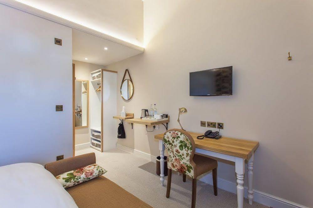 The Inn West End Woking Extérieur photo
