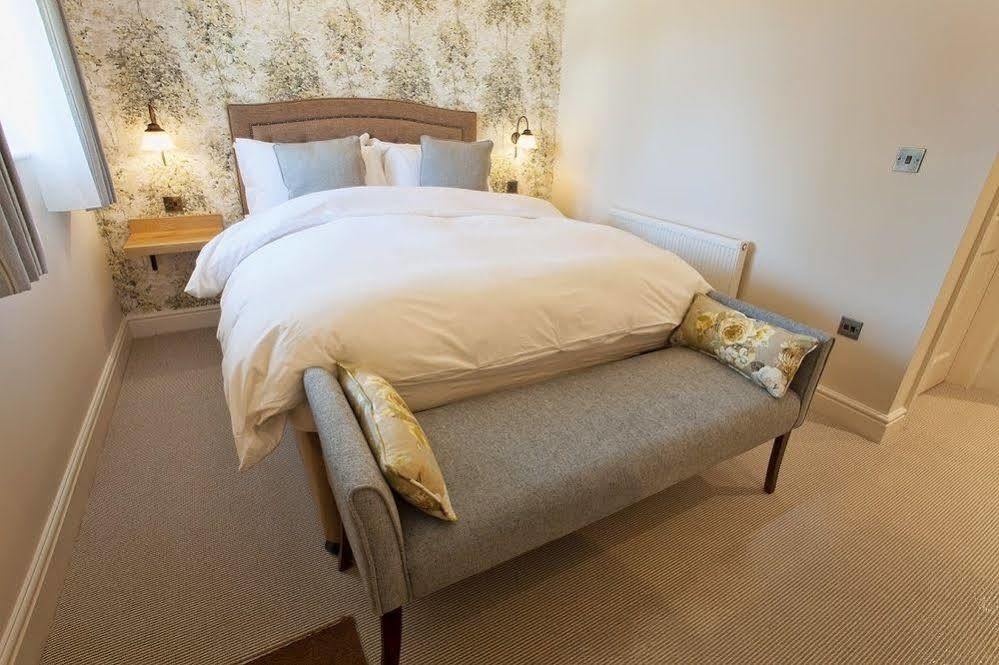 The Inn West End Woking Extérieur photo